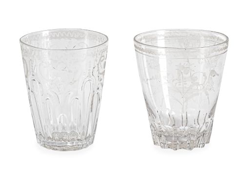 Lote de dos vasos imperio de vidrio transparente con decora