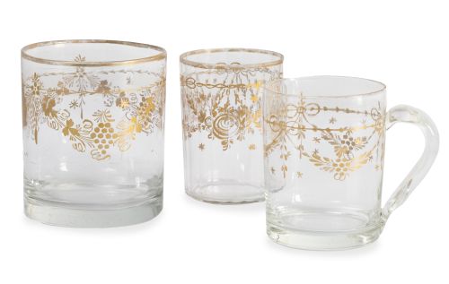 Lote de tres vasos imperio de vidrio transparente con decor