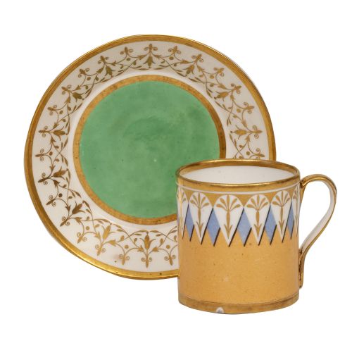 Taza de pasta tierna esmaltada y dorada. Marcas pintadas en