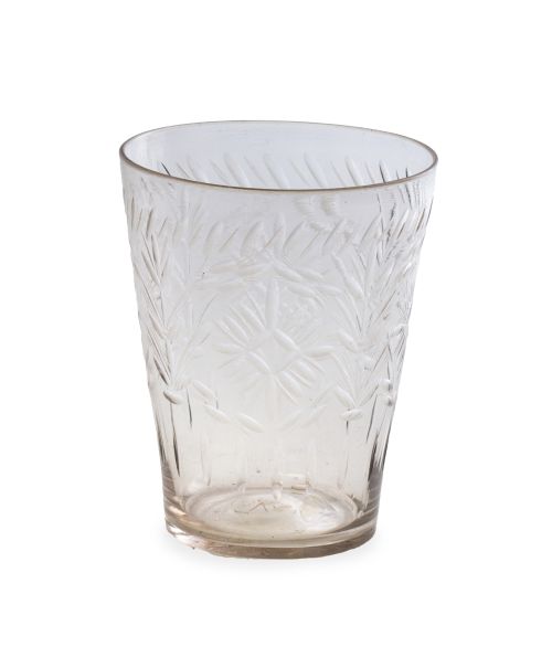Vaso de vidrio transparente con decoración tallada.La Gra