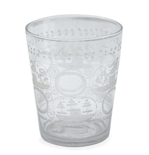 Vaso de vidrio transparente con decoración grabada.La Gra