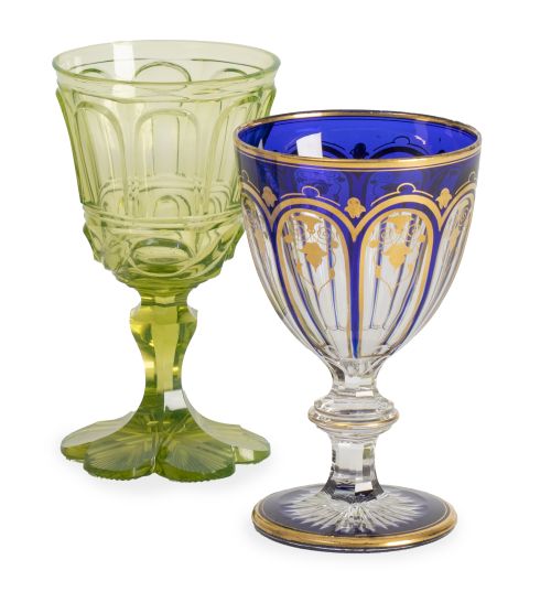 Lote de dos copas de cristal tallado: una en verde y otra d