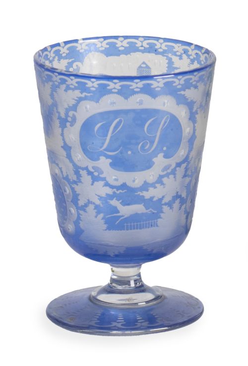 Vaso de vidrio transparente y azul, con ciervo e iniciales 