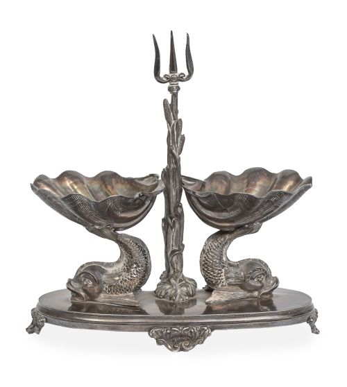 Especiero de plata con dos delfines sustentado veneras. Con