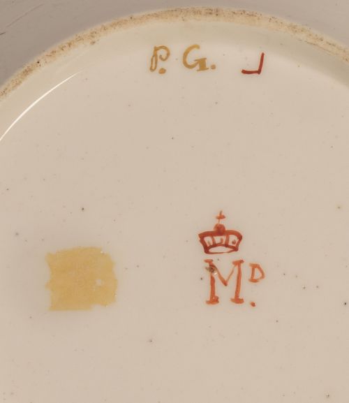 Taza de pasta tierna esmaltada y dorada. Marcas pintadas en