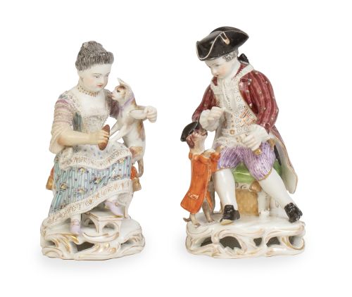 Niña con gato y niño con perro de porcelana esmaltada y dor