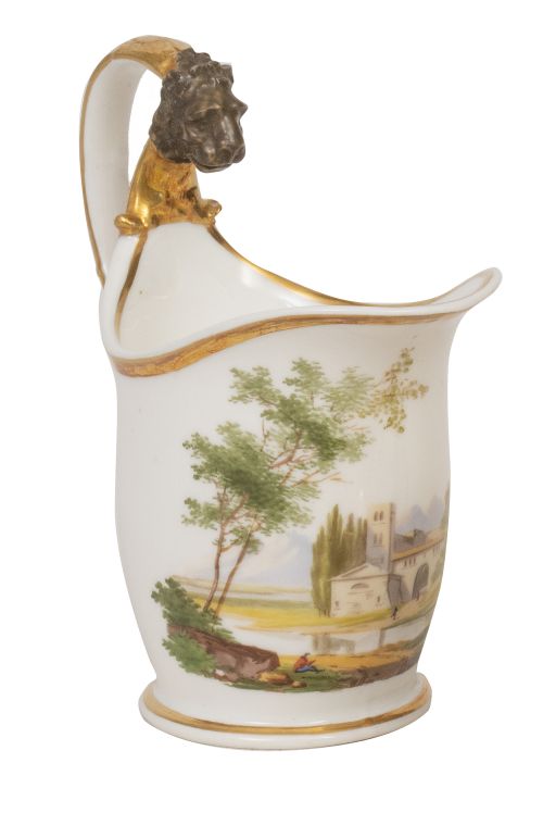 Jarra imperio de porcelana esmaltada y dorada con vista y c