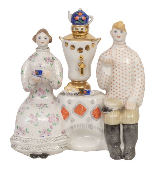 Grupo escultórico de porcelana esmaltada con figuras tomand