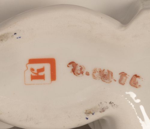 Grupo escultórico de porcelana esmaltada con figuras tomand