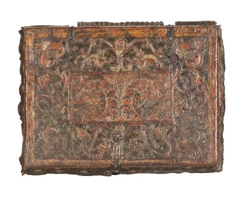 Petaca de viaje policromada, con alma de madera cubierta de