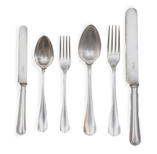 Cubertería antigua de doce servicios de metal plateado. Con