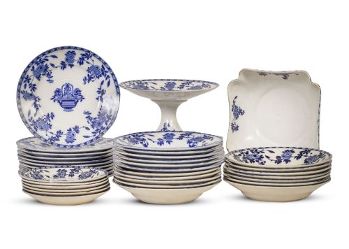 Vajilla de loza estampada en azul y blanco con decoración d