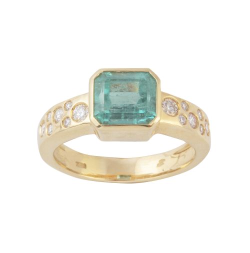 Sortija con esmeralda talla esmeralda de 2,20 ct central, y