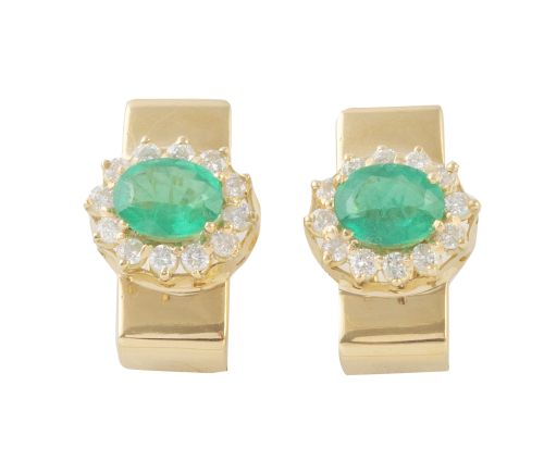 Pendientes con esmeraldas ovales orladas de brillantes sobr