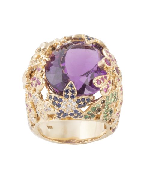 Sortija con amarista oval central, en montura calada con mo