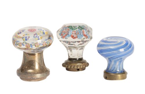 Lote de tres pomos para puerta, con base de metal dorado.