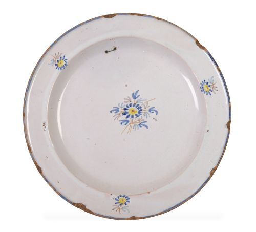 Plato de cerámica esmaltada en azul, ocre y amarillo, de la