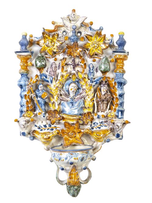 Benditera de cerámica esmaltada con la dolorosa, aves y flo