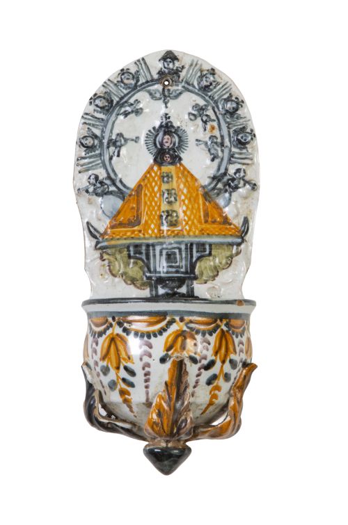 Benditera de cerámica esmaltada con la Virgen del Prado y d