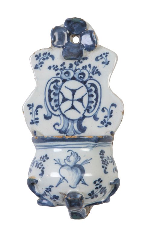 Benditera de cerámica esmaltada en azul de cobalto y blanco