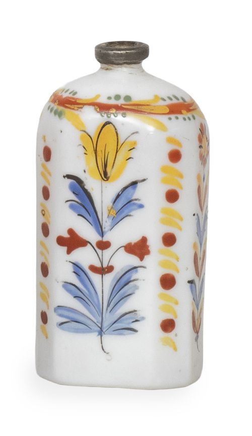 Garrafa de opalina con flores esmaltadas de colores.Bohem