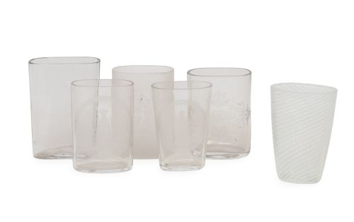 Lote de seis vasos de vidrio de recuerdo, uno con la Torre 