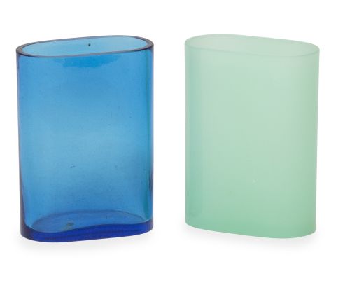 Lote de dos vasos de faltriquera de vidrio, uno en verde y 