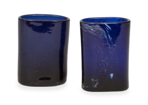 Lote de dos vasos de faltriquera de vidrio azul, uno con im