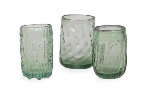 Lote de tres vasos de vidrio verde, uno con leyenda "Ave Ma