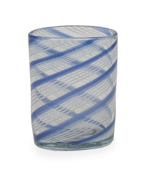 Vaso de faltriquera de vidrio con hilos en azul y blanco.