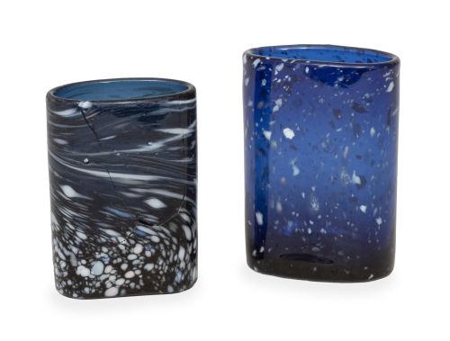 Lote de dos vasos de faltriquera de vidrio con jaspeado en 