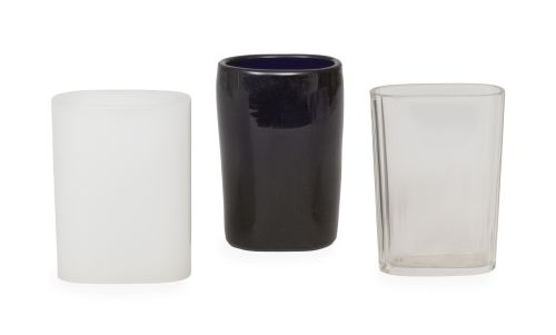 Lote de tres vasos de faltriquera de vidrio: uno transparen