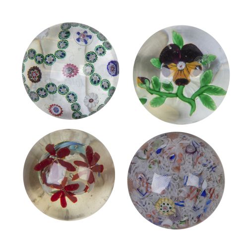 Lote de cuatro pisapapeles.Baccarat, Clichy, mediados del