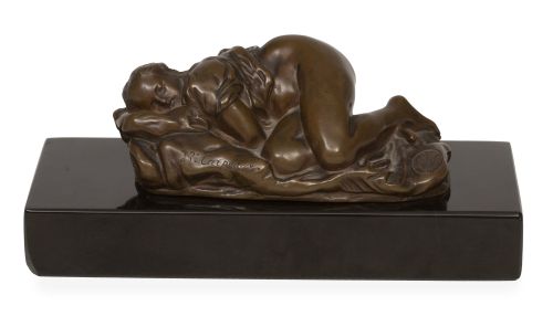 Escultura de bronce con figura durmiendo, sobre peana de má