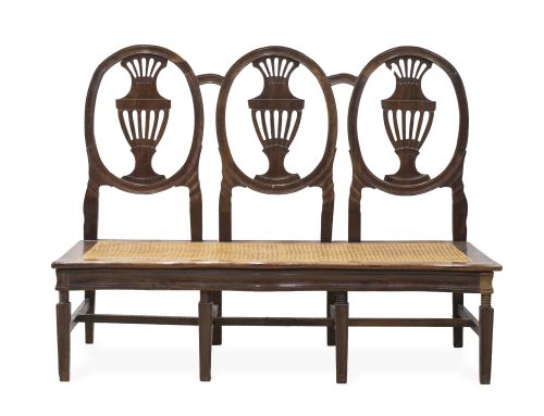 Banco de madera tallada con asiento de rejilla, siguiendo m