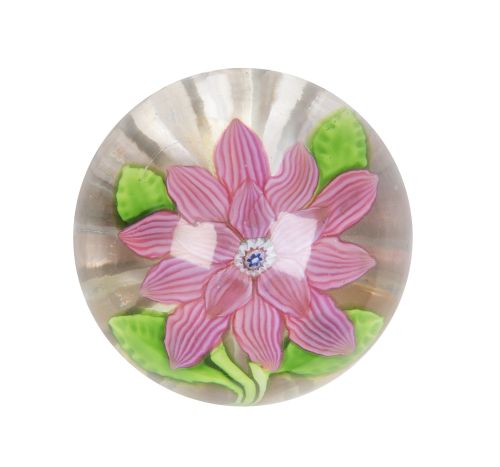 Pisapapeles con flor rosa.Baccarat, h, 1850.