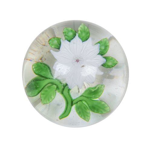Pisapapeles con flor blanca.Baccarat, mediados del S. XIX.