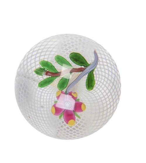 Pisapapeles con flor rosa y amarilla sobre retícula.Clich