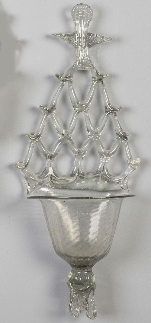 Benditera de vidrio ahumado, con retablillo formando una re