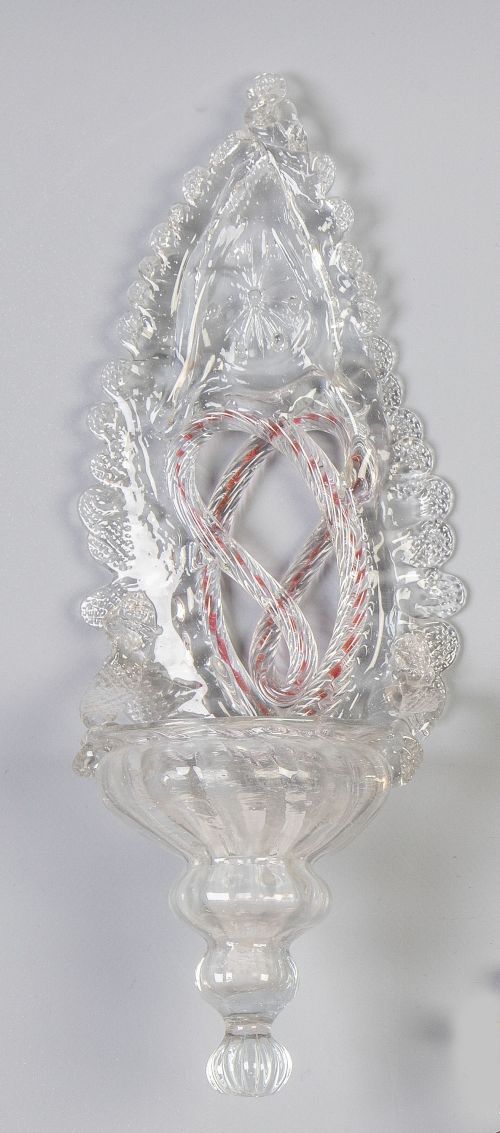 Benditera de vidrio transparente, con hilo en rojo.Catalu