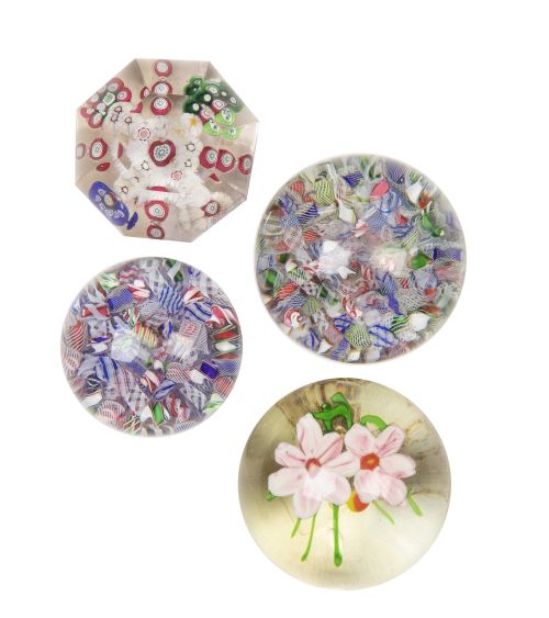 Lote de cuatro pisapapeles, uno de ellos con dos flores.B