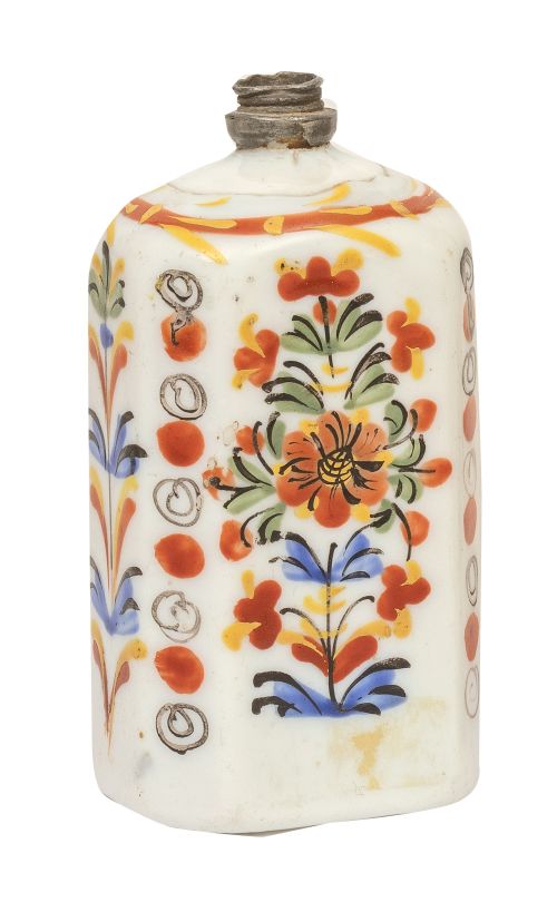 Garrafa de opalina con flores esmaltadas con tapón de metal