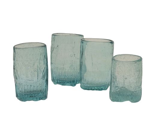 Lote de cuatro vasos de vidrio verde, con la leyenda "Ave M