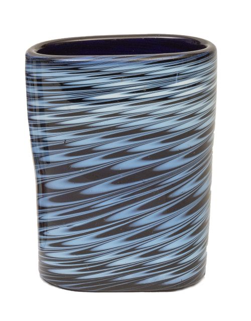 Vaso de faltriquera azul y blanco, con hilos.La Granja, S