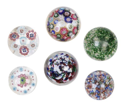 Lote de seis pisapapeles, algunos decorados con "millefiori