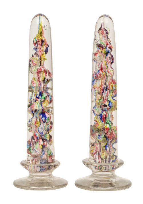 Pareja de obeliscos de cristal, con decoración multicolor.