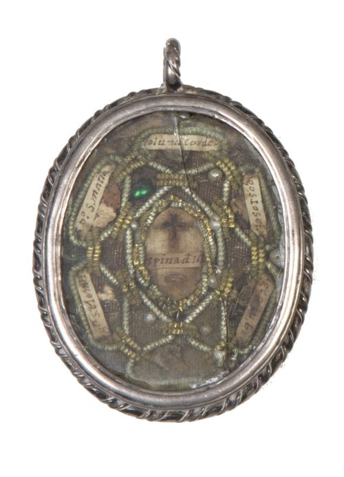 Relicario con diferentes filacterias y en el reverso Virgen