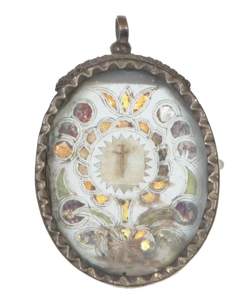 Relicario con la "Vera Cruz" y papel recortado. España, S
