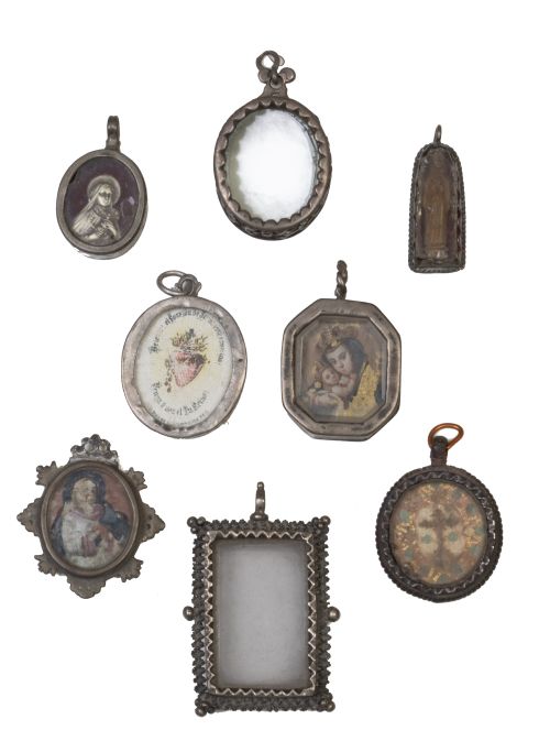 Conjunto de ocho medallas devocionales y marcos de plata y 