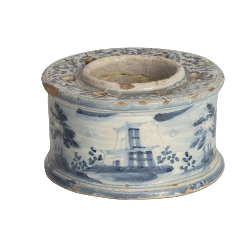 Tintero circular de cerámica esmaltada en azul cobalto y bl